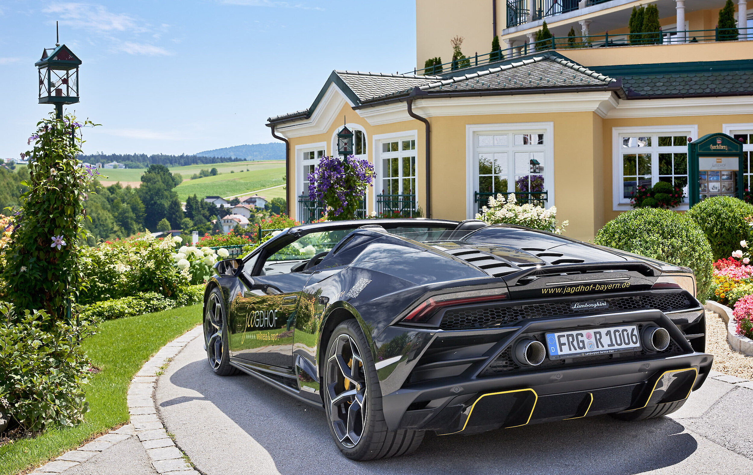 Der Lamborghini Huracán EVO RWD Spyder vor dem Eingang des Wellness- & Sporthotels Jagdhof